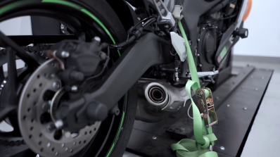 Kawasaki Revs A Ninja Zx 25r With An Aftermarket Exhaust Video