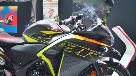 2018 Honda CBR 250R vs Bajaj Dominar 400 - spec comparison