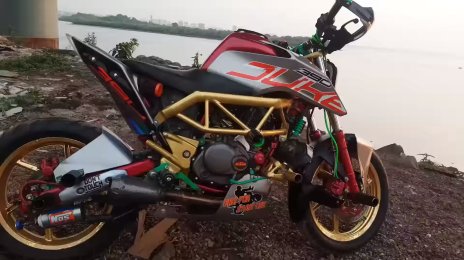 Bajaj Pulsar 220 modified into KTM 390 Duke [Video]