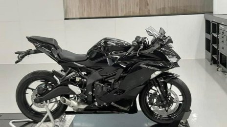 Black Kawasaki Ninja ZX-25R leaked via spy shots - Report