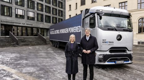 Daimler Truck Showcases 1,000 km Hydrogen Truck in Berlin