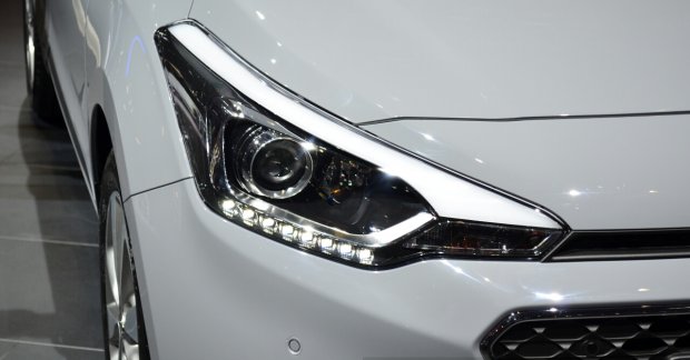 European 2015 Hyundai i20 with LED DRLs Video