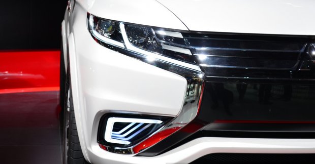 Mitsubishi Outlander PHEV Concept-S - Paris Live