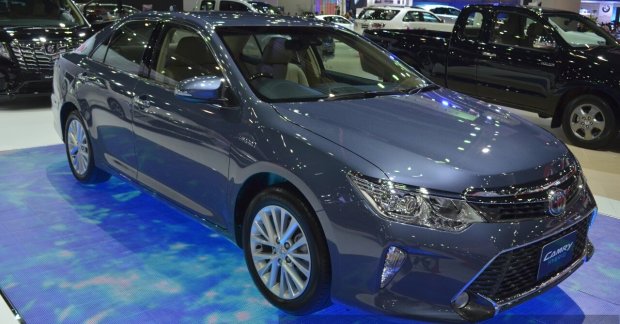 Toyota Camry Hybrid is cheaper by INR 2.3 lakhs in India