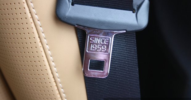 2015-Volvo-XC90-D5-Inscription-seat-belt-full-review.jpg