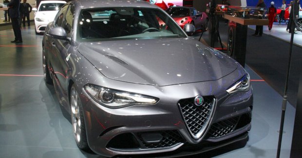 2016 Alfa Romeo Giulia and custom Alfa Romeo 4C - Dubai Live