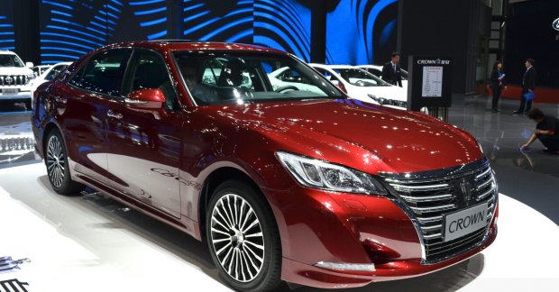 2015 Toyota Crown - Features & Specifications [7 images]