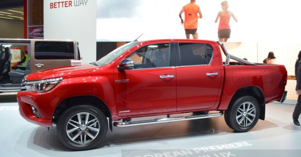 2016 Toyota Hilux pickup launches in France