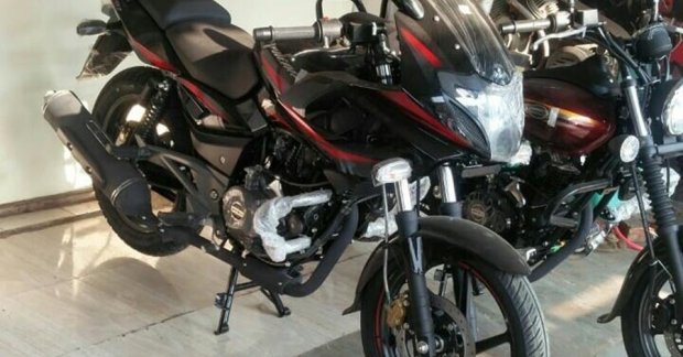 2017 Bajaj Pulsar 220F apparently spotted at a dealership