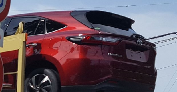 17 Toyota Harrier Facelift Spied Undisguised On Transporter 17 Toyota Harrier Facelift Spied Undisguised On Transporter
