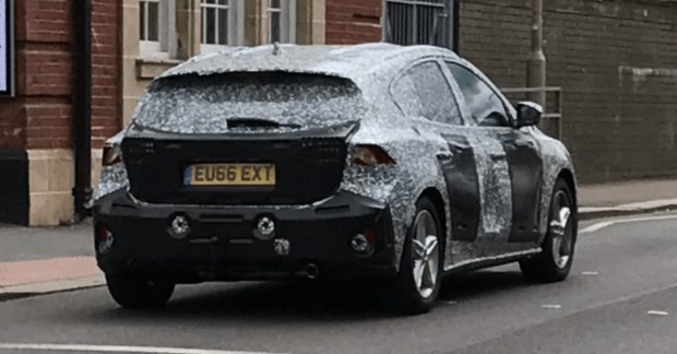 2018 Ford Focus reveals its roofline and more in new spy shots