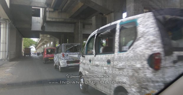 Mahindra Jeeto van spotted testing with a Tata Magic Iris