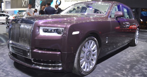 2018 Rolls-Royce Phantom EWB showcased at the 2017 Dubai Motor Show