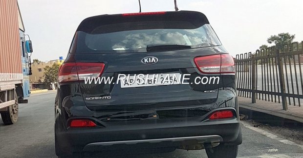 Pre-facelift Kia Sorento spotted on highway in India - Video