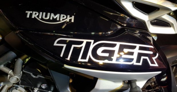 2018 Triumph Tiger 800 XCx vs Honda Africa Twin - Spec 