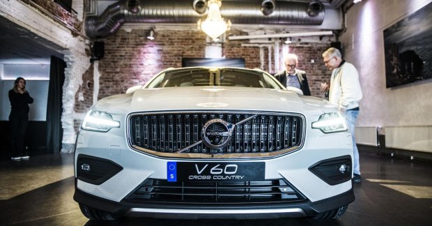 2019 Volvo V60 Cross Country - In 10 live images