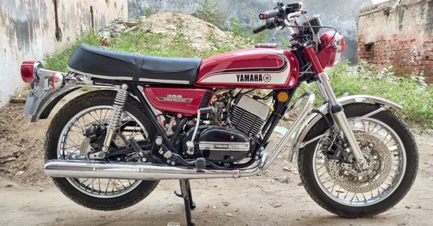 Modified Yamaha RD350 with dual disc brakes the Suzuki  