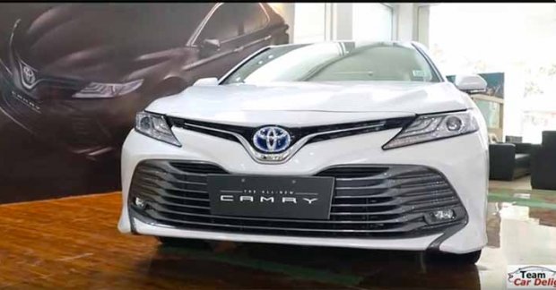 2019 Toyota Camry Hybrid detailed in a walkaround video