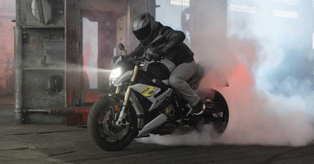 2021 BMW S 1000 R unveiled, loses weight, ditches 