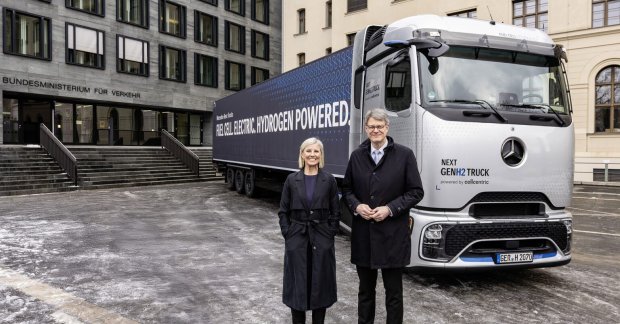 Daimler Truck Showcases 1,000 km Hydrogen Truck in Berlin