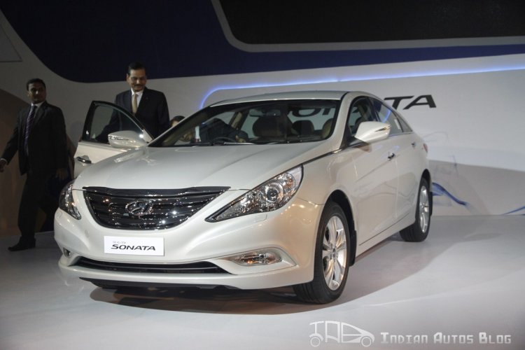 Hyundai Sonata front three-quarters