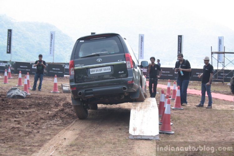 Tata Safari Storme Wheel articulation