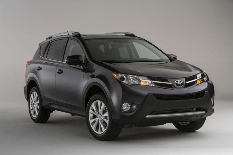 2013 Toyota RAV4 front three quarters