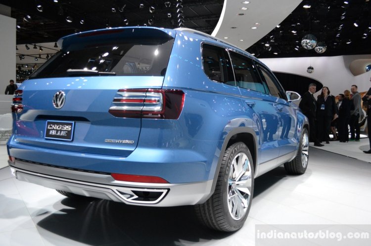 VW CrossBlue Concept at NAIAS 2013 - Rear three quarters