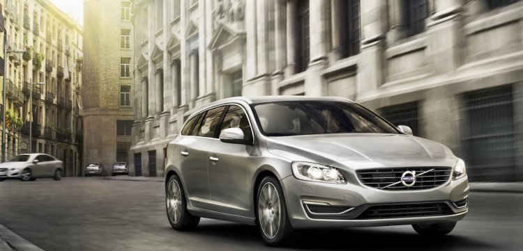 2014 Volvo V60 facelift front three quarters