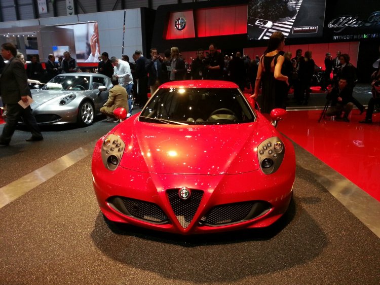 Alfa Romeo 4C geneva live red front
