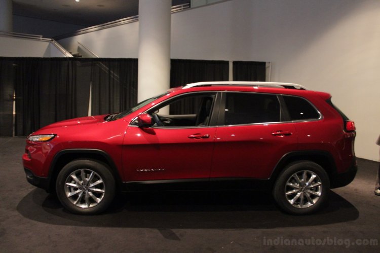 2014 Jeep Cherokee front three side profile