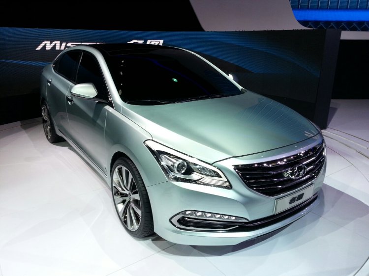 Hyundai Mistra front three quarter at the 2013 Auto Shanghai