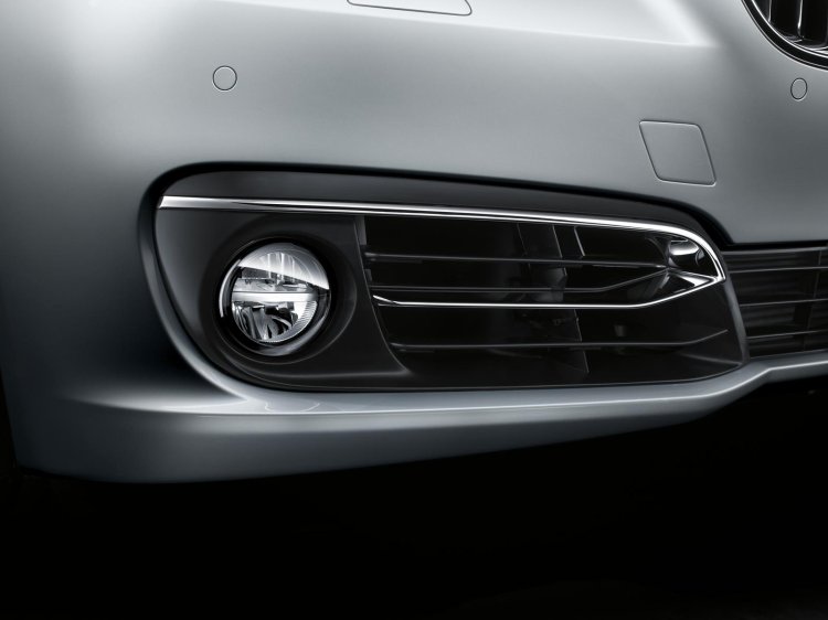 Revised foglight and enclosure on the 2014 BMW 5 Series