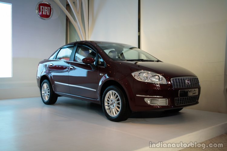 Fiat Linea T-Jet front three quarter view