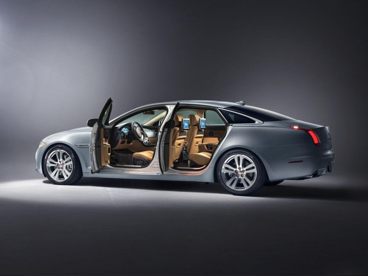 2014 Jaguar XJ doors open