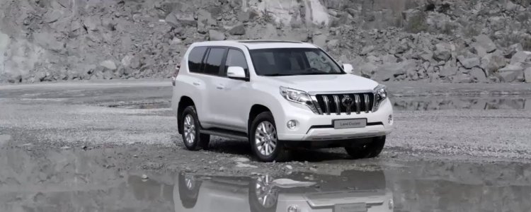 2014 Toyota Land Cruiser Prado front three quarters