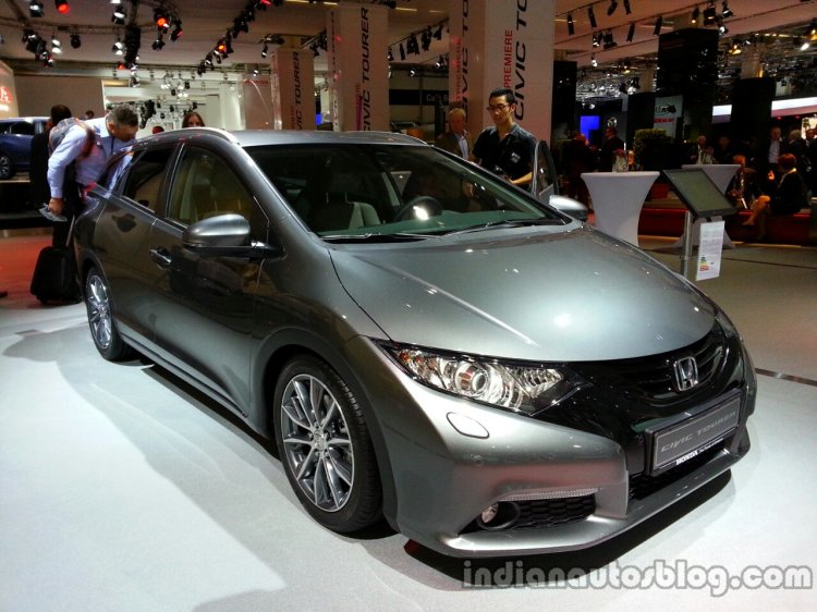 Front three quarter of the Honda Civic Tourer