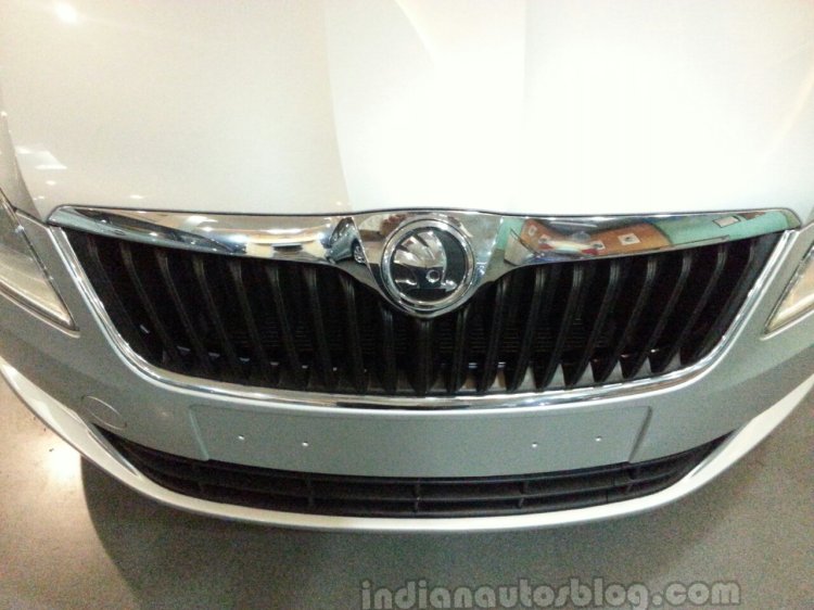 Skoda Rapid logo front end