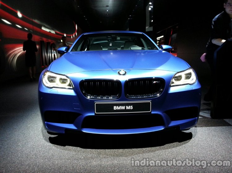 Front fascia of the 2014 BMW M5