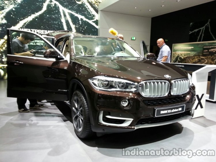 Front three quarter of the 2014 BMW X5