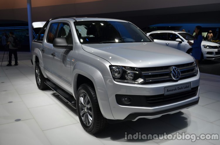 Front three quarter of the VW Amarok Dark Label