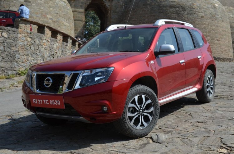 Nissan Terrano front three quarters flat ground