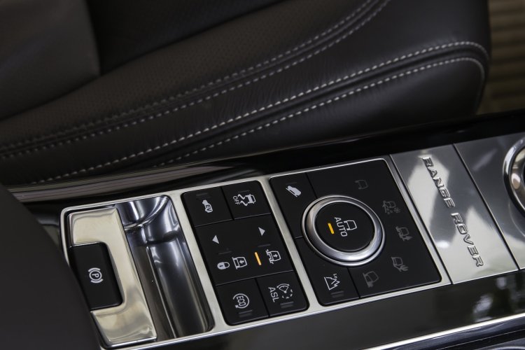 2013 Range Rover Hybrid center console
