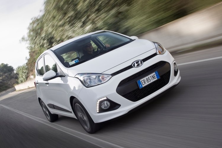 2014 Hyundai i10 UK spec front three quarters