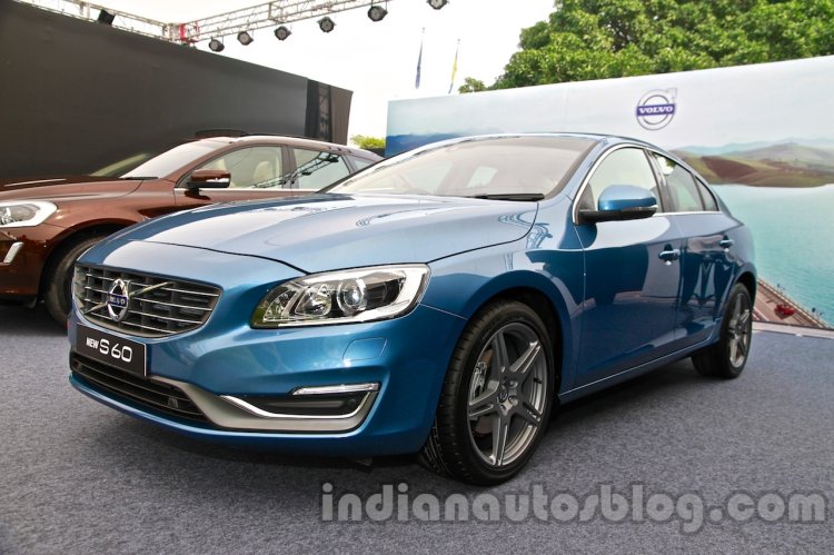 2014 Volvo S60 facelift India front three quarters