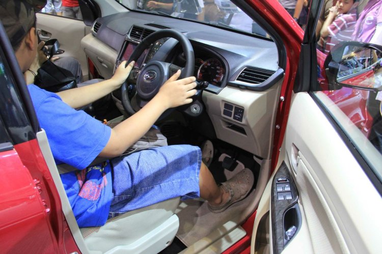 Daihatsu Xenia Scarlet dashboard