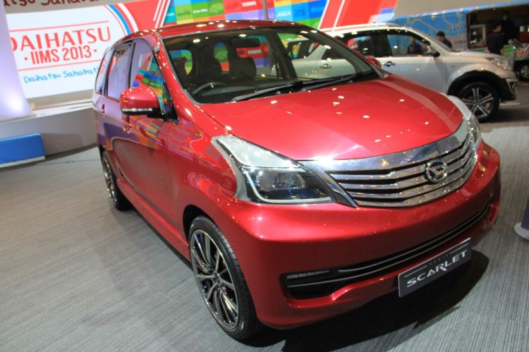 Daihatsu Xenia Scarlet front three quarters