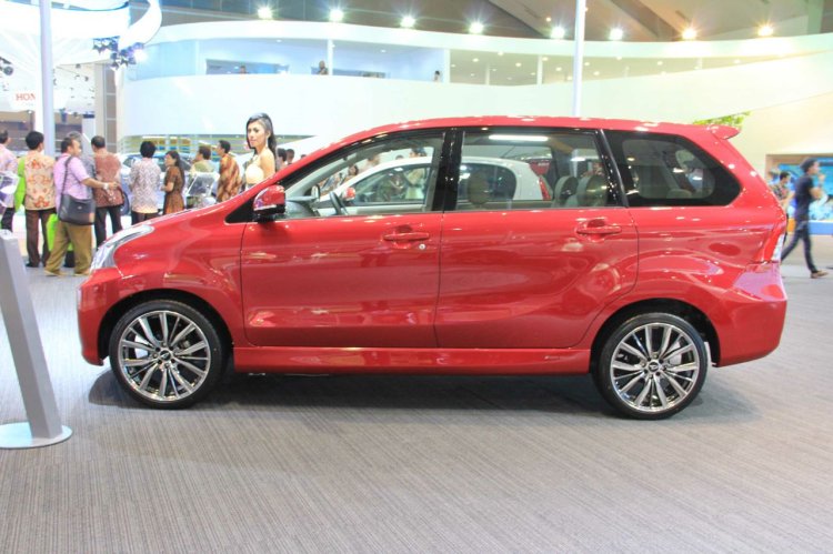 Daihatsu Xenia Scarlet side