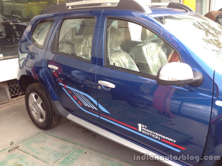 Renault Duster Anniversary Edition body graphics