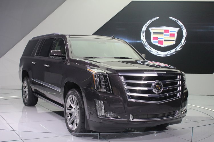 2015 Cadillac Escalade front quarter